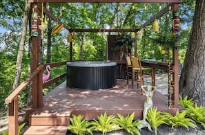 Outdoor spa tub - 3-bedroom house in Sevierville on the lake in a quite and relaxing location (Sevierville)