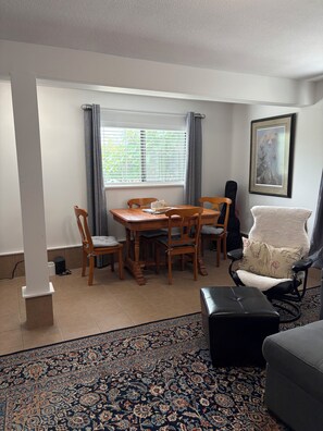 Dining - Campbell River discovery view studio guest suite (Campbell River)