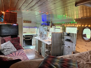 Room - Come camp in a magical school bus tiny home in Hocking Hills! (New Plymouth)