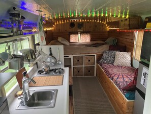 Room - Come camp in a magical school bus tiny home in Hocking Hills! (New Plymouth)