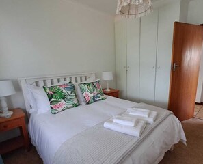 3 habitaciones, tabla de planchar con plancha, wifi y ropa de cama 