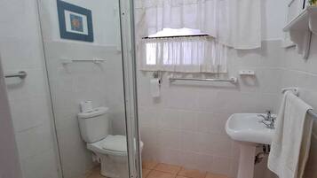 Douche, serviettes fournies, savon, papier toilette