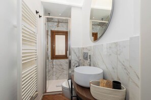 Dusche, Haartrockner, Hausschuhe, Handtücher