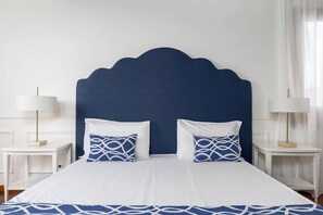 Superior-Vierbettzimmer, Stadtblick | Zimmersafe, Schreibtisch, schallisolierte Zimmer, Bügeleisen/Bügelbrett
