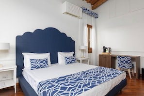 Superior-Vierbettzimmer, Stadtblick | Zimmersafe, Schreibtisch, schallisolierte Zimmer, Bügeleisen/Bügelbrett
