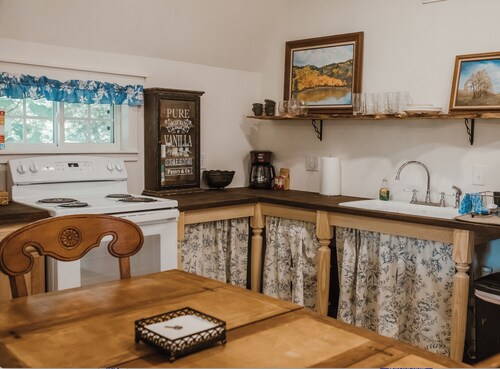 The Ewe's Nest - Farm Stay Near Hiking, Waterfalls, Kayaking & Caves