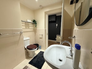 Hair dryer, bidet, towels, soap - Central 4Bed, Caledonian Stay, Haymarket, Sleeps 8 (Edinburgh)