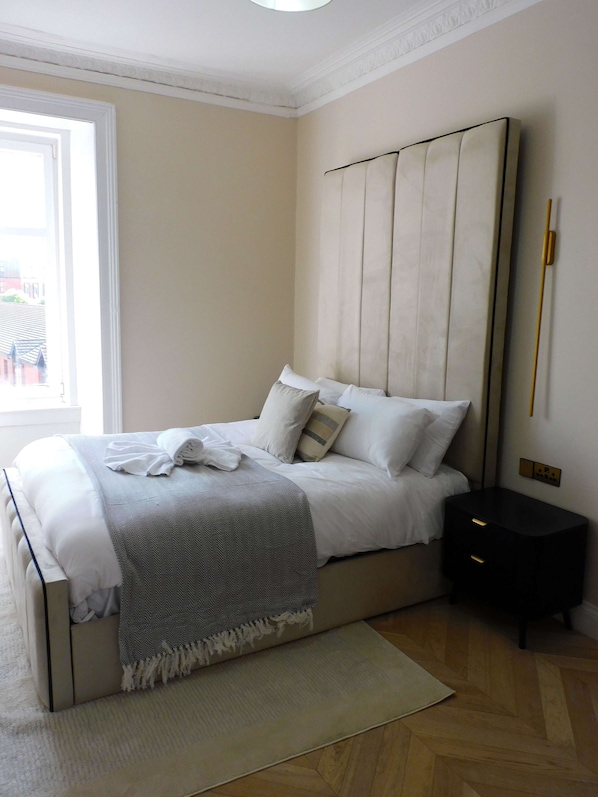 Iron/ironing board, WiFi, bed sheets
