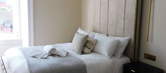 Stylish West End Apartment, Newly Refurbished, Sleeps 4