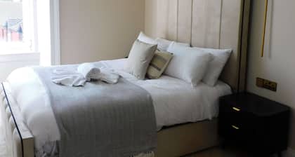 Stylish West End Apartment, Newly Refurbished, Sleeps 4