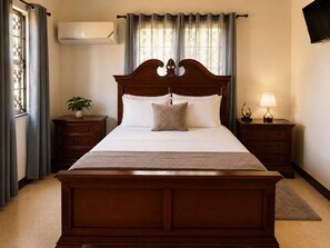 2 bedrooms, iron/ironing board, WiFi, bed sheets - 2BR Garden Suite – Minutes from a Glowing Lagoon (Falmouth)
