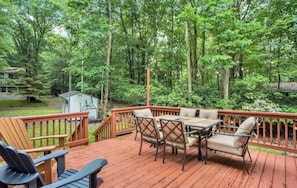 Outdoor dining - Perfect Weekend Getaway! Across the street from the lake! (Lake Harmony)