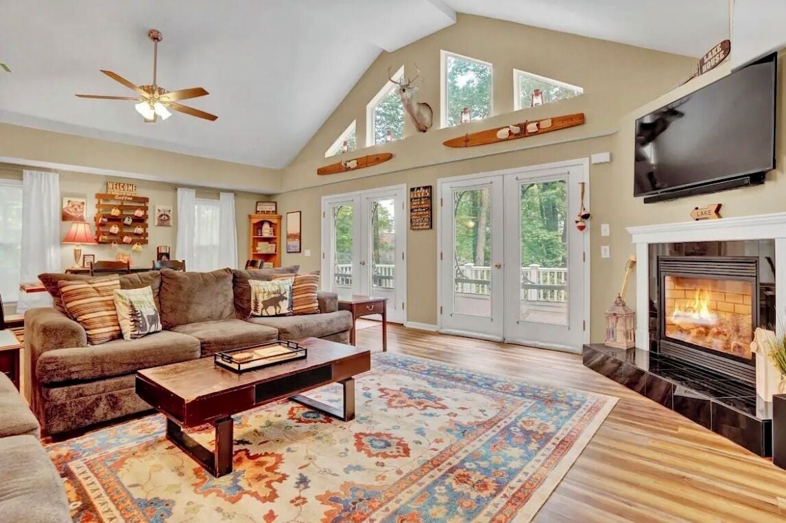 Smart TV, fireplace