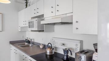 Coffee/tea maker, fridge, microwave, oven
