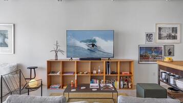 Travel crib, WiFi (free), bed sheets