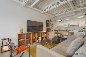 Smart TV - Modern & Stylish Studio Flat - Right off Main St. (Vancouver)