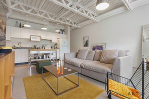 Smart TV - Modern & Stylish Studio Flat - Right off Main St. (Vancouver)