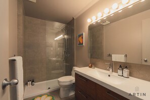 Een douche, een haardroger, handdoeken, zeep