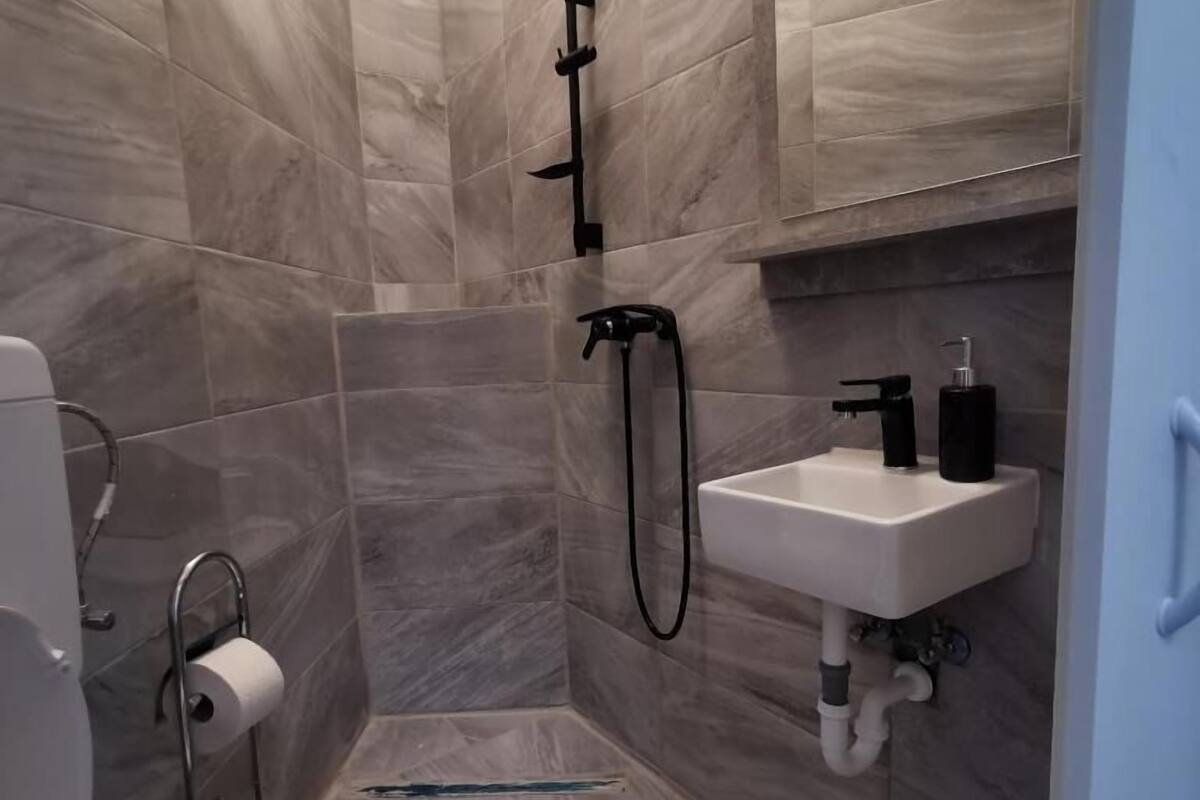 Basic Double Room | Bathroom