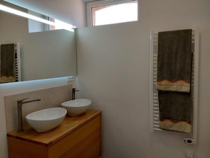 Dusj, hårføner, håndklær og såpe