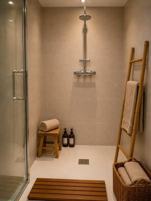 Dusche, Haartrockner, Handtücher, Seife
