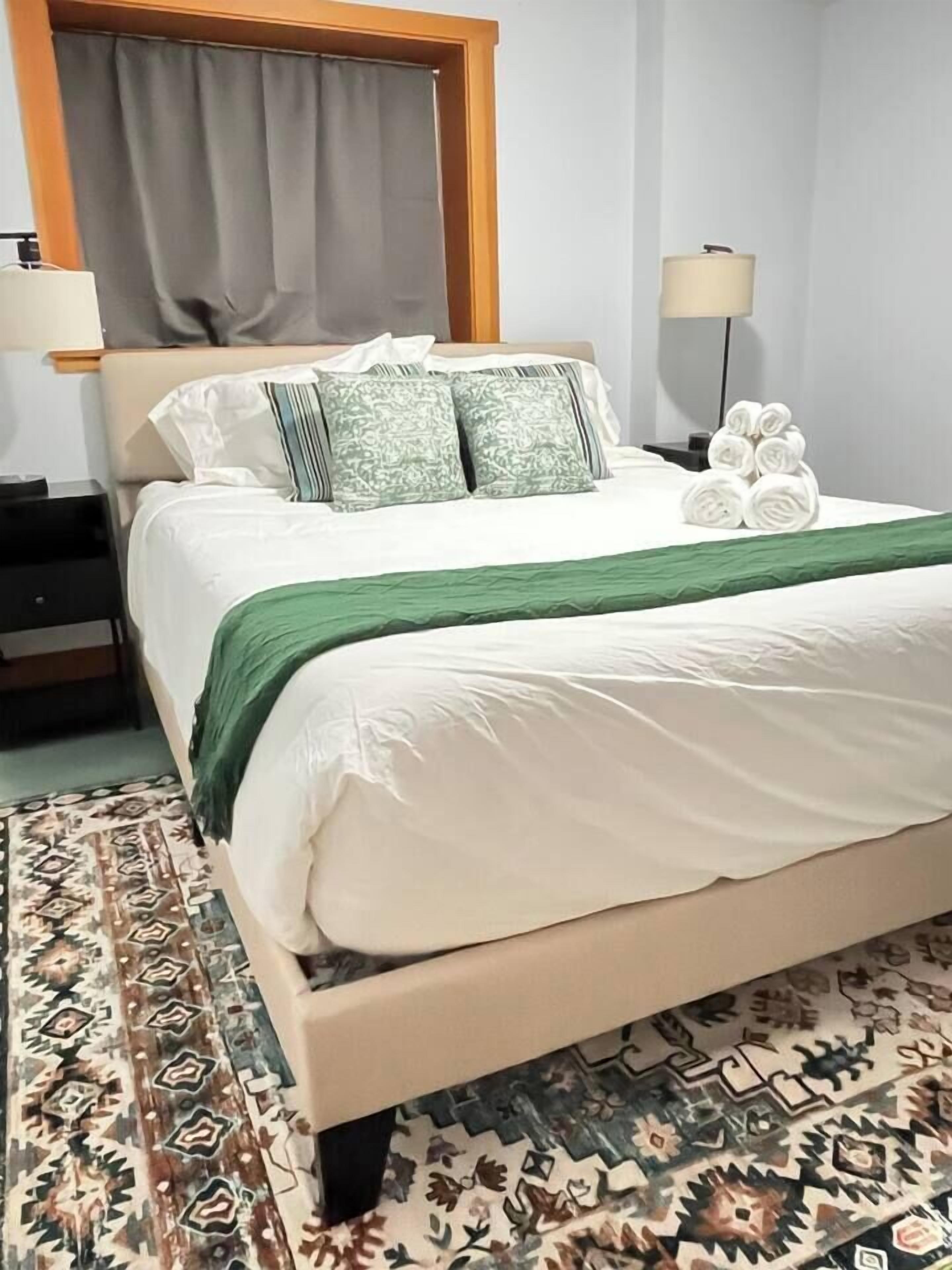 1 dormitorio, escritorio, tabla de planchar con plancha y cuna de viaje