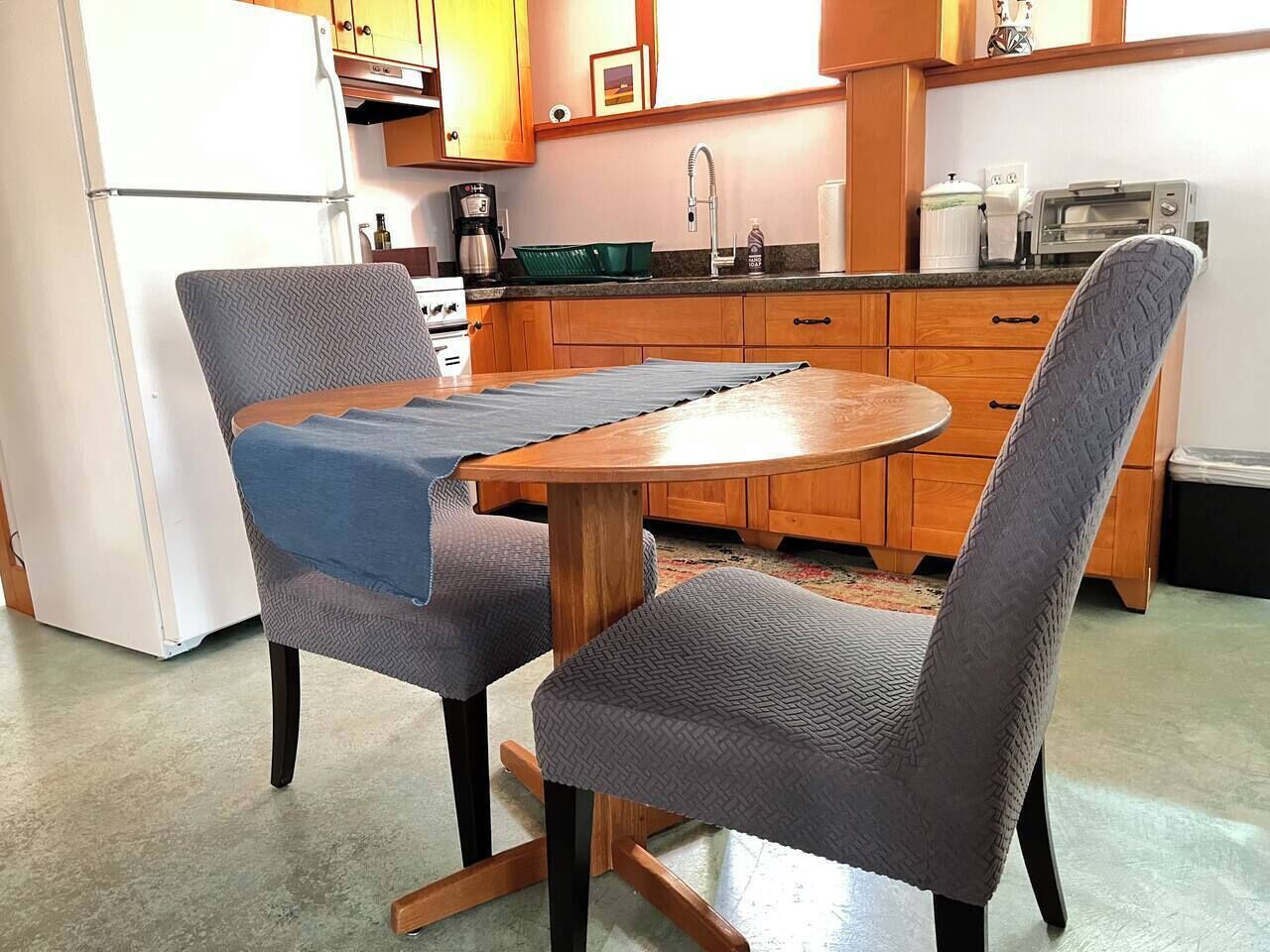 Cafetera o tetera, frigorífico, microondas y placa de cocina