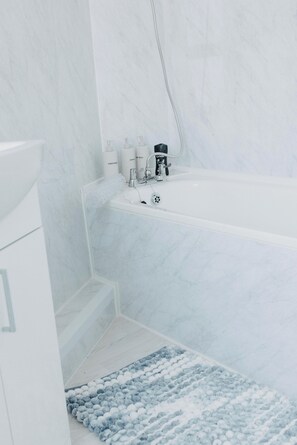 Dusche, Haartrockner, Handtücher, Seife