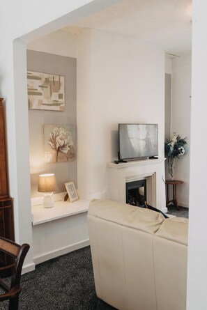 Fernseher, Kamin, Bücher