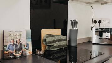 Coffee/tea maker, fridge, microwave, stovetop