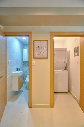 Bathroom - 1BR:1.5BATH Cozy Retreat / Gym & Rooftop w/ Hot tub @ Santo Domingo (Santo Domingo)