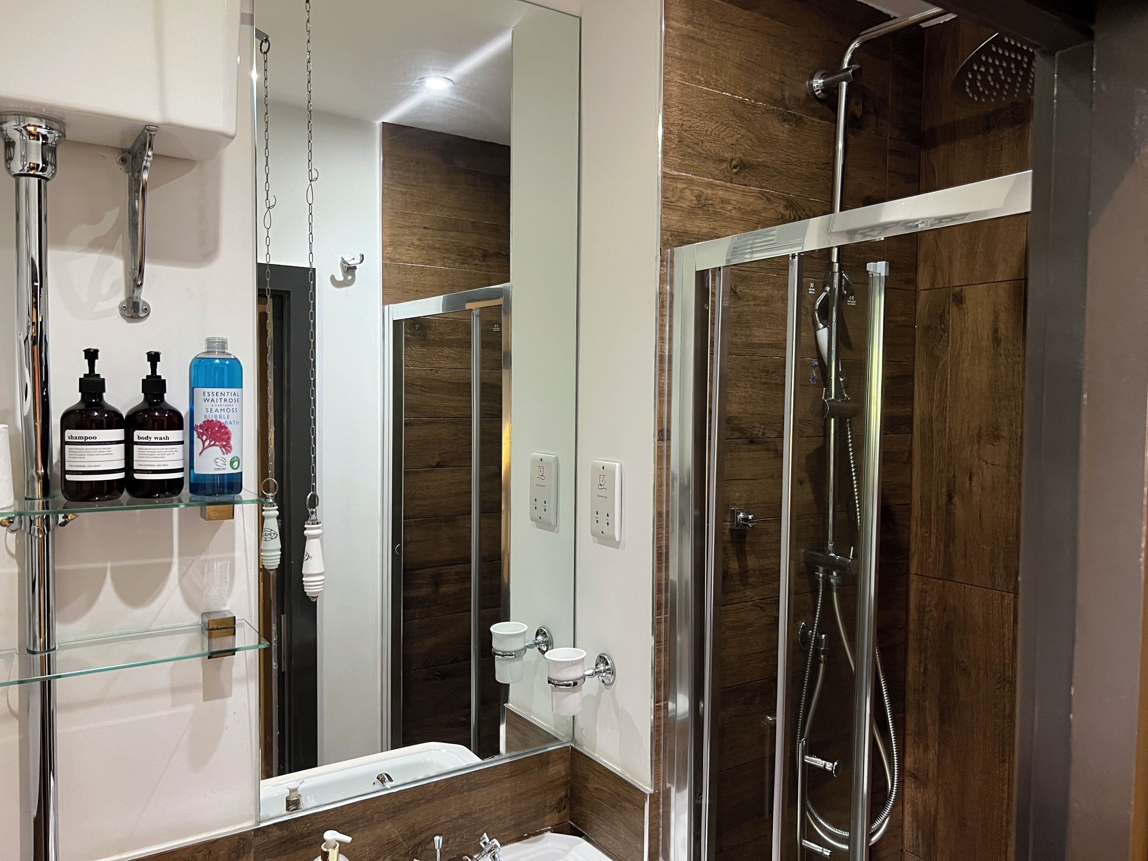 Een douche, een haardroger, handdoeken, zeep