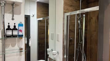 Een douche, een haardroger, handdoeken, zeep