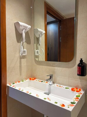 Free toiletries, hair dryer, towels, soap - Hôtel Le Passage (Tunis)