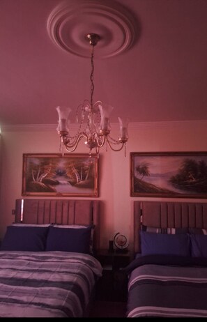 1 dormitorio, tabla de planchar con plancha, wifi y ropa de cama