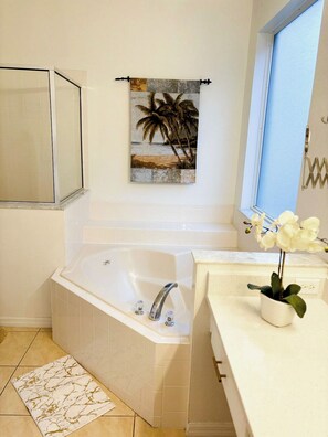 Bidet, towels, soap, shampoo - Spacious 7-bedroom condo in terrific Kissimmee with AC (Kissimmee)