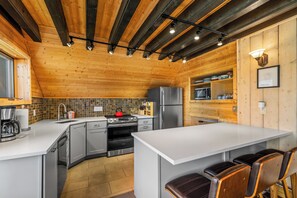 Fridge, microwave, oven, stovetop - The Overlook at Catamount 1095 (Steamboat springs)