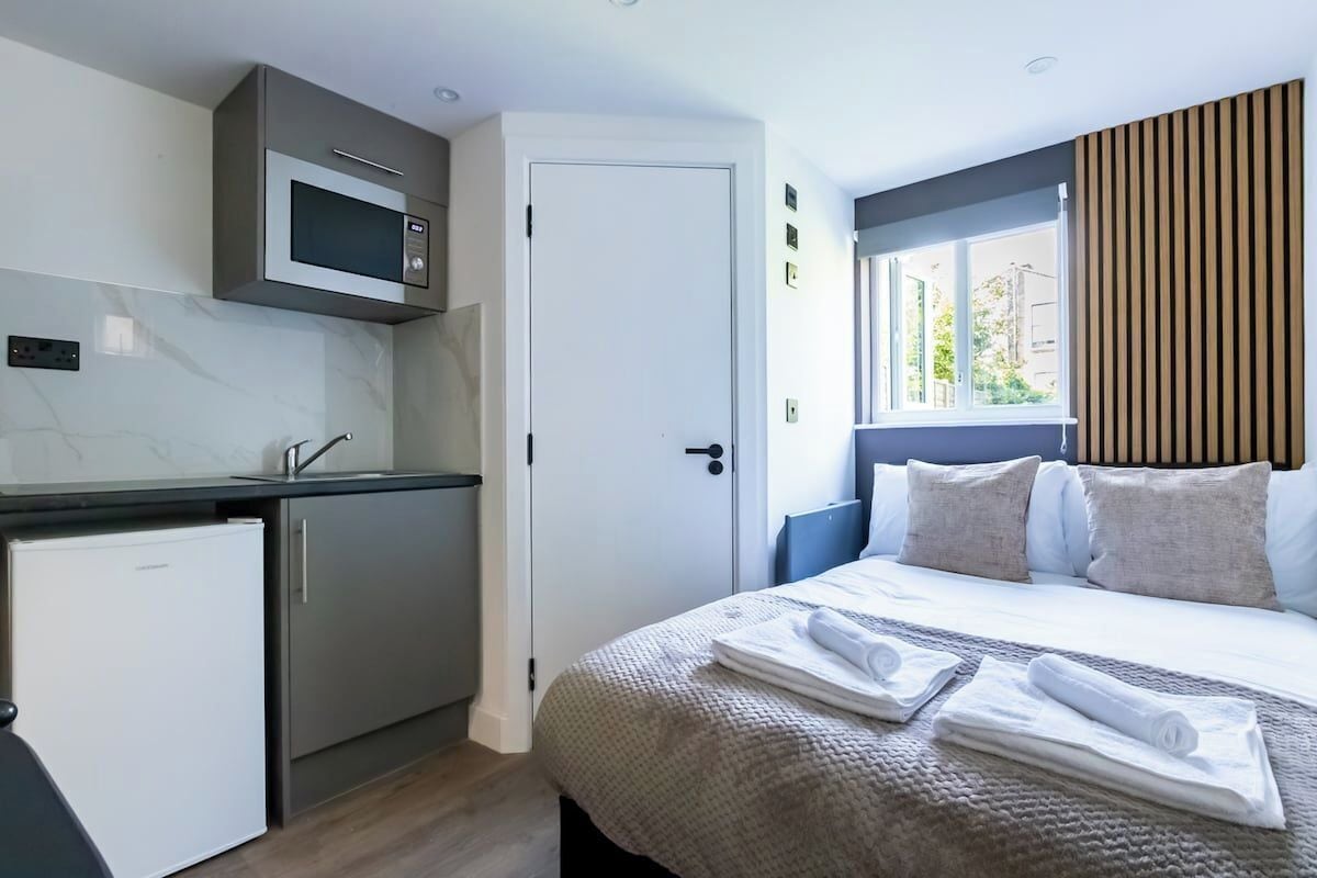 1 bedroom, internet, bed sheets
