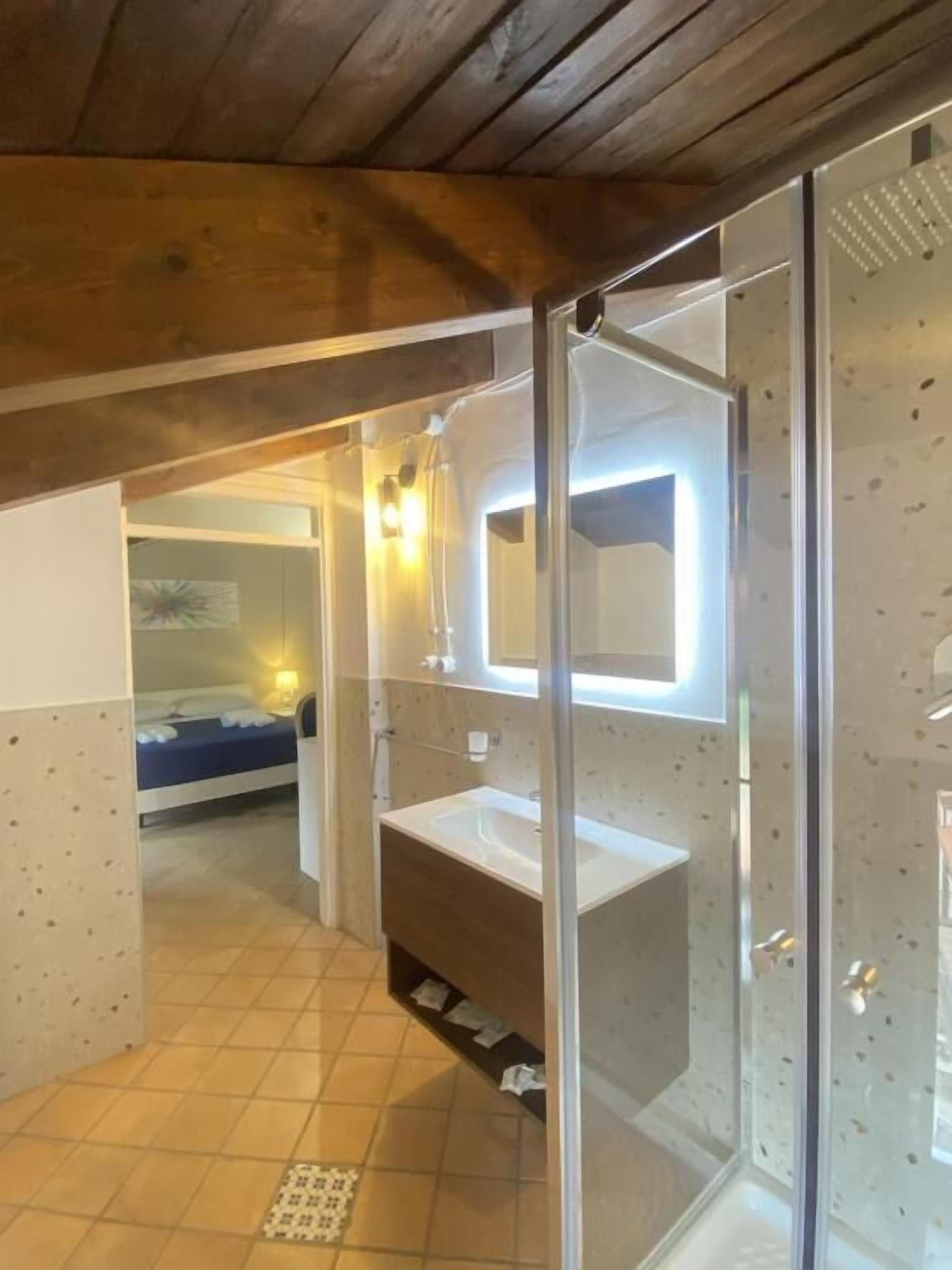 Standaard driepersoonskamer | Badkamer