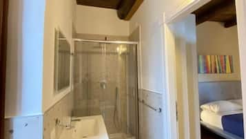 Standard-Vierbettzimmer | Badezimmer