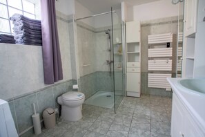 Dusche, Haartrockner, Handtücher, Toilettenpapier