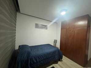 1 dormitorio, tabla de planchar con plancha, wifi y ropa de cama