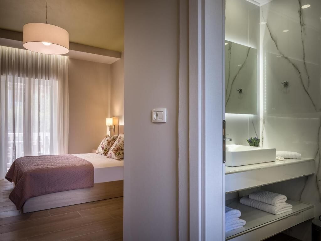 Deluxe appartement, balkon, uitzicht op tuin | Een kluis op de kamer, geluiddichte muren, een strijkplank/strijkijzer