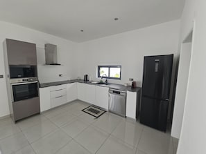 Private kitchen - Villa located 8 minutes from the idyllic beaches of Mauritius, in a quiet setting, sleeps 6 (Grand Baie)