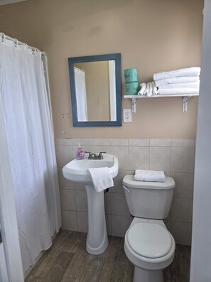 Bathroom - Cozy 1-bedroom hotel in beautiful Point Pleasant Beach (Point Pleasant Beach)