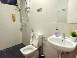 Shower, hair dryer, towels, soap - Meridian Medini 1 I Iskandar Puteri Co-Homestay (Iskandar Puteri)