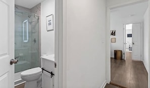 Douche, sèche-cheveux, serviettes fournies, savon