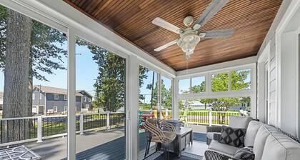 Cozy Cottage with Bay Views, Steps to Water - Grey Goose on Monroe Bay