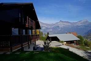 A modern chalet with a balcony overlooking a mountainous landscape. - Kizuna Chalet - Enjoy the view of Mont Blanc and the hot tub (Saint-Gervais-les-Bains)
