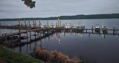 2 BR mobile home with AC that includes dock slip on the Rainy River. Sleeps 8